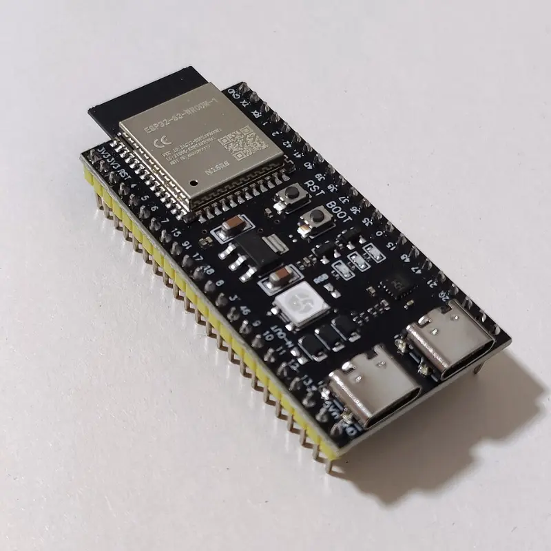 ภาพถ่ายบอร์ดฮาร์ดแวร์ ESP32-S3 จริง แสดงพอร์ต USB-C คู่และโมดูล ESP32-S3-WROOM