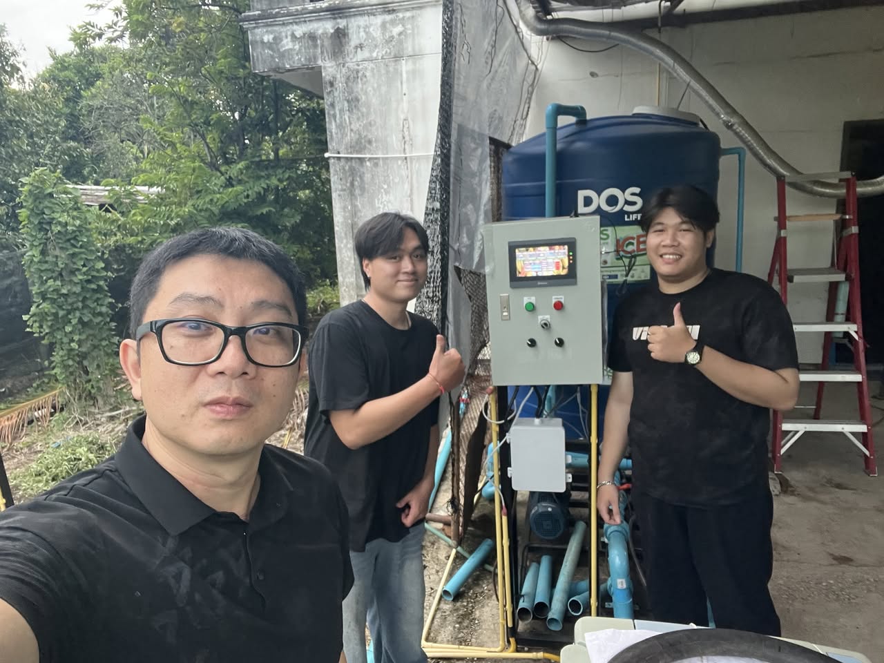 ทีม Tenergy Innovation หน้าตู้ควบคุมระบบ Cocoa Smart Farm IoT